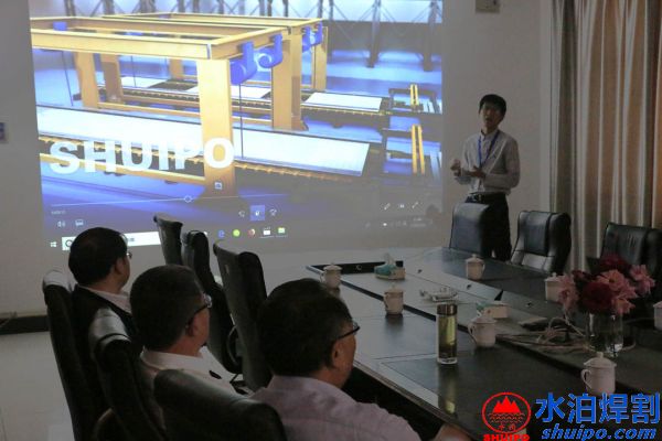 水泊總經(jīng)理講解鋁廂生產(chǎn)線 水泊總經(jīng)理講解鋁廂生產(chǎn)線